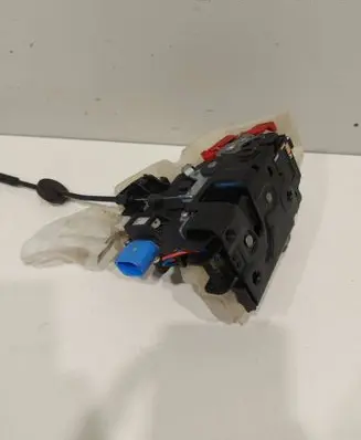 Volkswagen Golf VI Rear door lock 7L0839016D
