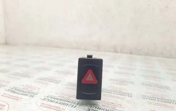 Volkswagen PASSAT B5 Hazard light switch 3B0953235D