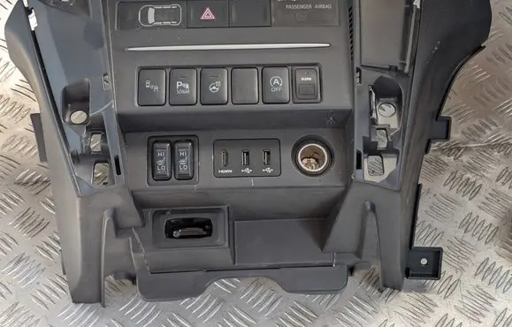 Mitsubishi L200 Central console control unit 4P0019MY
