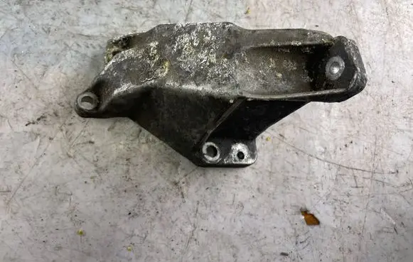 Volkswagen PASSAT B5 Engine mounting bracket 8d0199307l