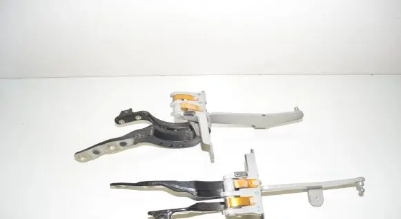 Tailgate/trunk/boot hinge