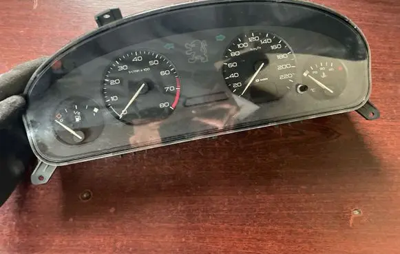 Peugeot 308 SW Speedometer (instrument cluster) 215747095