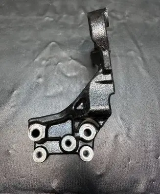Toyota Hilux VIII Engine mounting bracket 569 11FM159