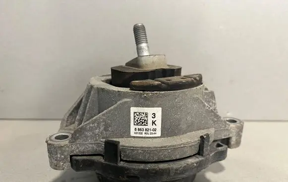 BMW 3 GT F34 Engine mount bracket 6863821
