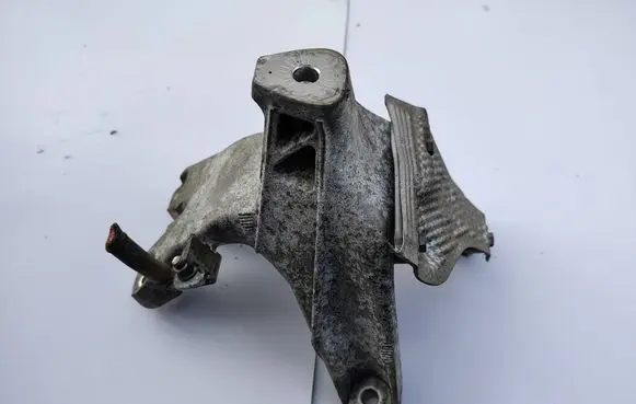 Engine mounting bracket