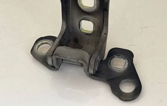 Renault Clio III Front door upper hinge 205018