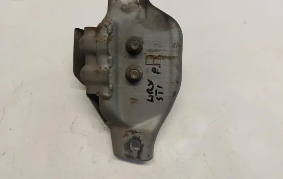 Engine mount vacuum valve