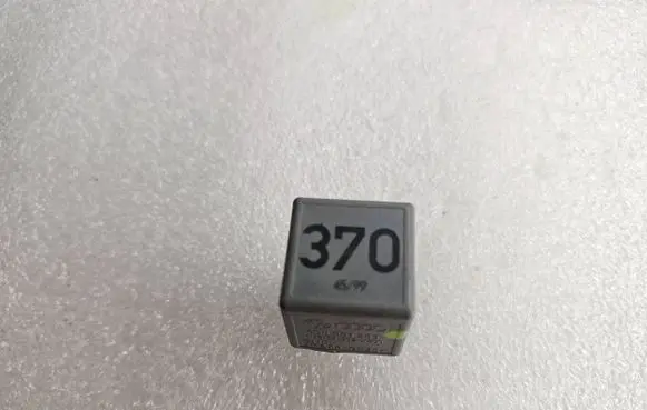 Volkswagen PASSAT B5.5 Other relay 8D0951253 PA66GF25 V23134J52X300