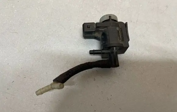 Volkswagen Touran II Turbo solenoid valve 1K0906283A