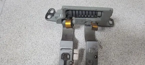 Tailgate/trunk/boot hinge