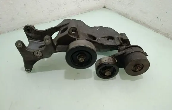 Hyundai Santa Fe Generator/alternator bracket 252812FO
