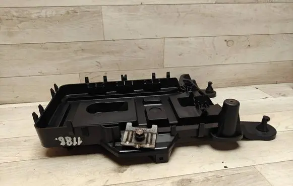Volkswagen PASSAT B6 Battery tray 1K0915333C