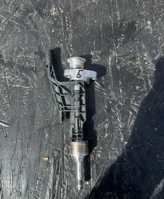BMW X4M F98 Fuel injector 8671991