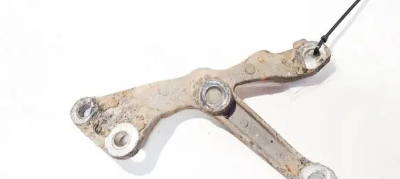 Engine mounting bracket