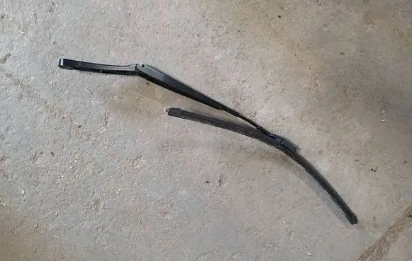 Front wiper blade arm