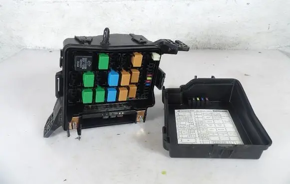 SsangYong Tivoli Fuse box set 8235335320
