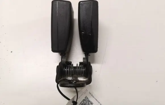 Middle seatbelt buckle (rear)