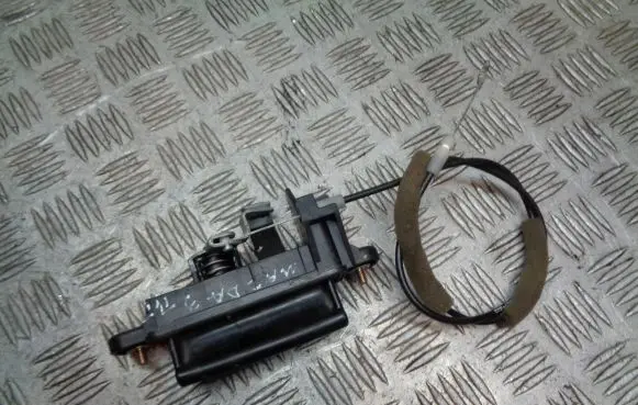Mazda 3 I Tailgate opening switch 