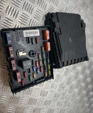 Volkswagen PASSAT B6 Fuse module 3C0937125 63592777