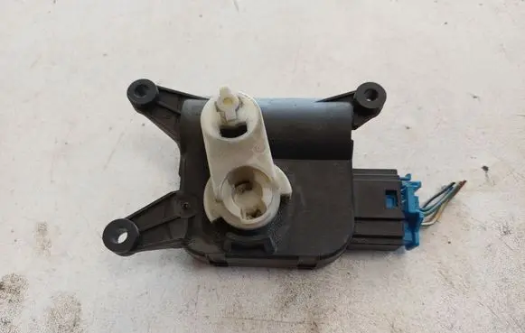 Volkswagen PASSAT B6 Air flap motor/actuator 3C1907511