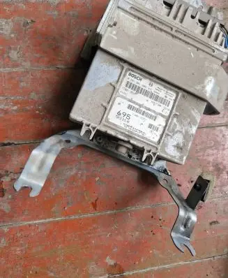 Volvo S40, V40 Engine control unit/module 7700110648 0281001906 P30613695