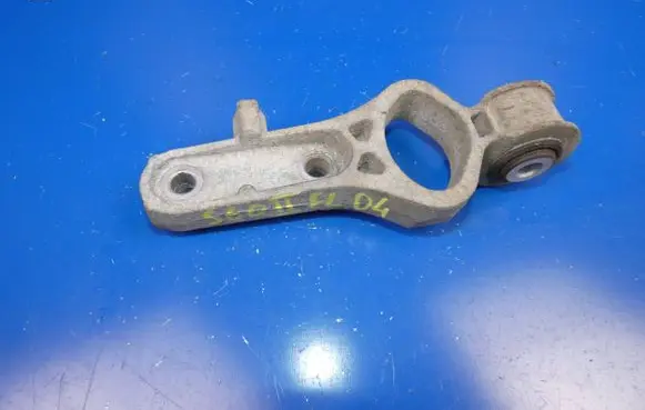 Volvo S60 Engine mount bracket 31330145