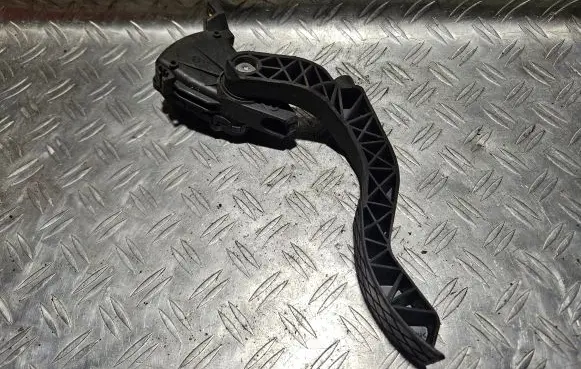 Volkswagen PASSAT B5 Accelerator throttle pedal 8D1721523