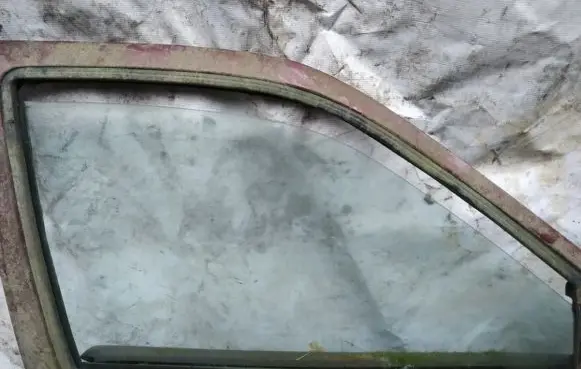 Ford Escort Front door window glass four-door