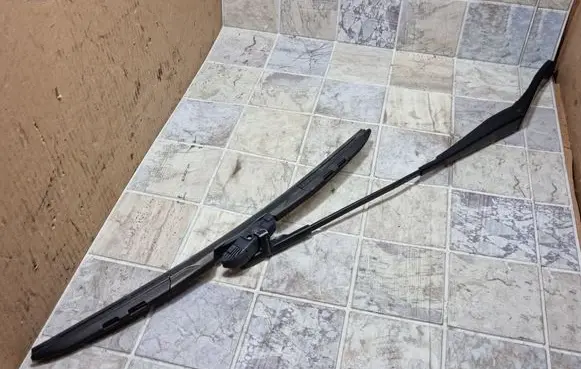 Opel Astra H Front wiper blade arm 13111219