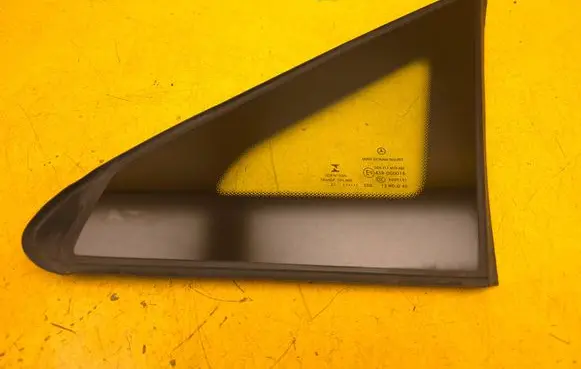 Mercedes-Benz Vito Viano W447 Front door vent window glass four-door 4476730105 4476730305