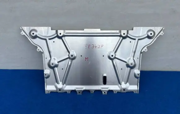 BMW 4 G22 G23 G24 G26 Engine splash shield/under tray 7915376