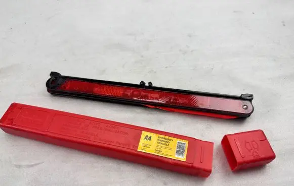 Volkswagen Tiguan Emergency warning sign 27R043559