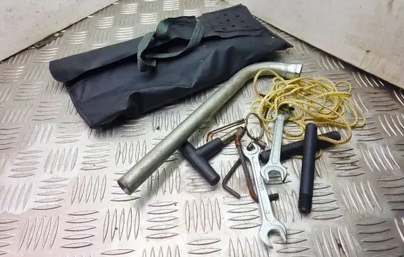 Audi Cabriolet B3 8G Tool set 893010026E