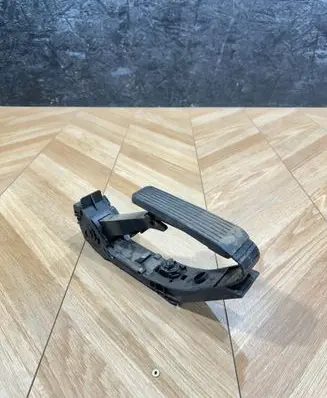 Mercedes-Benz CLS C219 Accelerator throttle pedal A2113000504