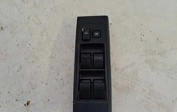 Toyota Corolla Verso AR10 Electric window control switch 848200F030