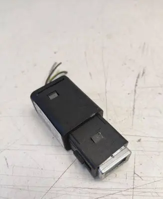 Citroen DS7 Crossback USB socket connector 98217039DX 9824334377 PLP010082