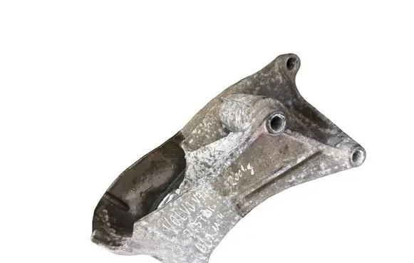 Volvo V70 Engine mounting bracket 9209958