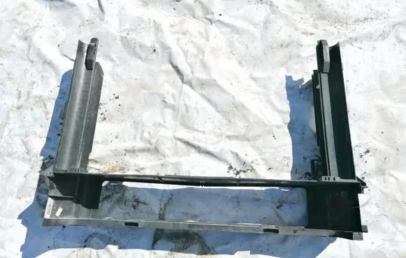 BMW 5 E60 E61 Radiator mount bracket 778744307 7787443-07