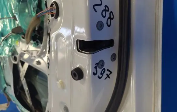 Toyota Yaris Front door lock 