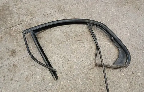 Volkswagen Jetta III Front door glass trim molding 1K5839431