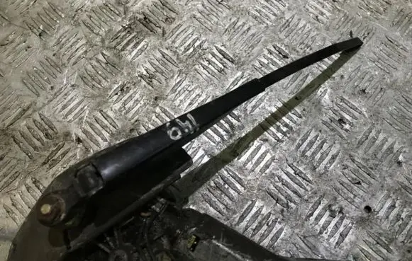 Rear wiper blade arm