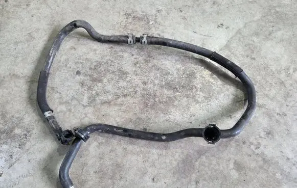 Engine coolant pipe/hose