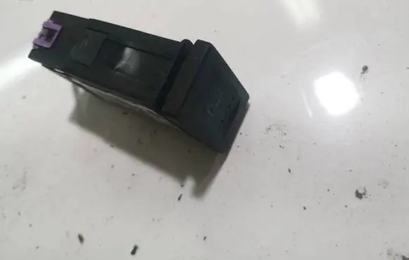 Volkswagen PASSAT B5.5 Windscreen/window heater switch 