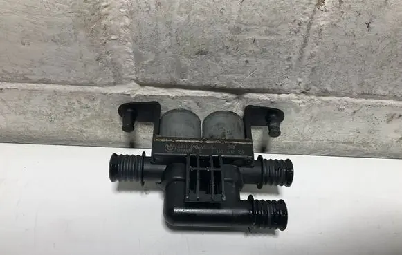 BMW 5 E60 E61 Coolant heater control valve 6906652 091009