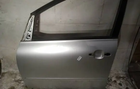 Toyota Avensis Verso Front door pilkos