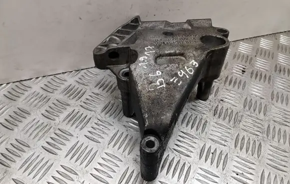 Volkswagen PASSAT B6 Engine mounting bracket 03G199207G