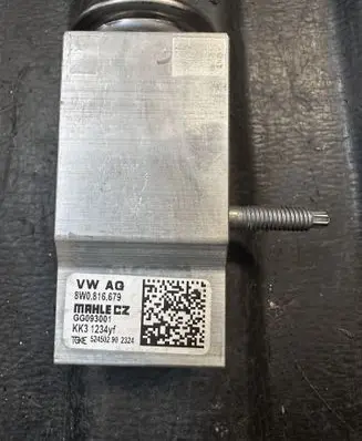Audi A4 S4 B9 8W Air conditioning (A/C) expansion valve 8W0816679 GG093001 5245022324
