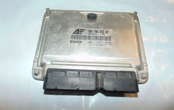 Seat Alhambra (Mk2) Engine control unit/module 0261208687/06A906032QK