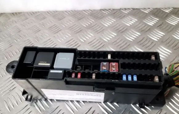 Ford Focus Fuse module AV6T14K131AC E02260200