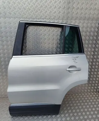 Volkswagen Tiguan Rear door 